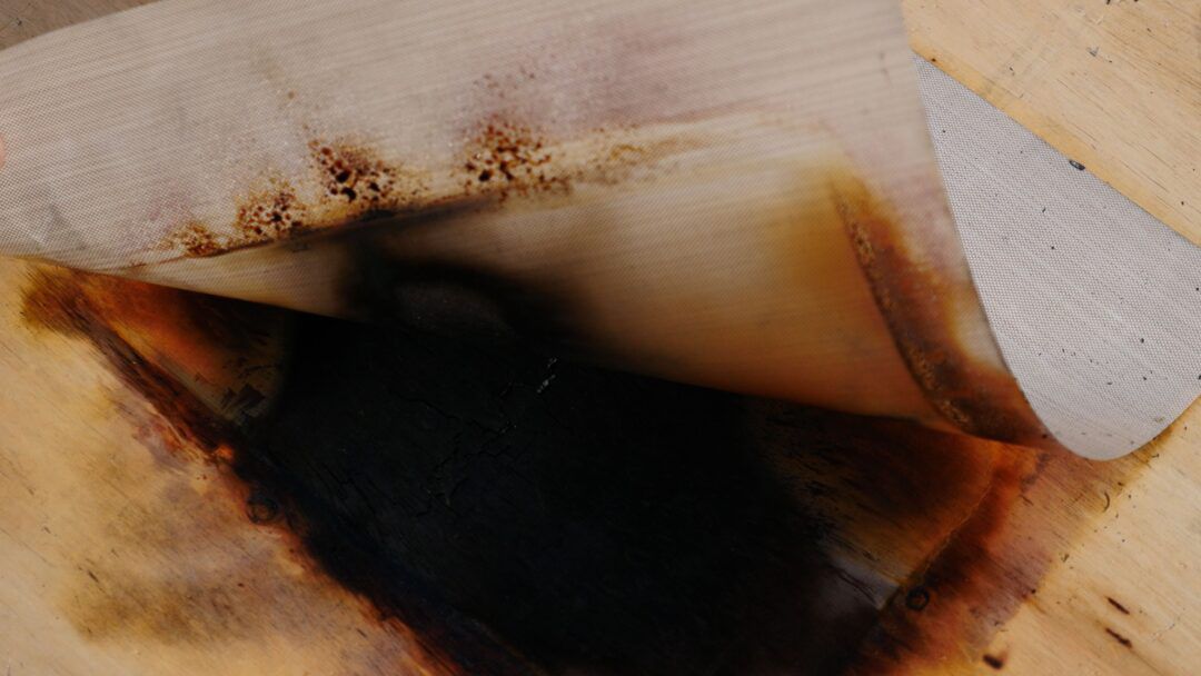 【やはり危険】高額焚火シートでべニア板が焦げるか検証してみた！