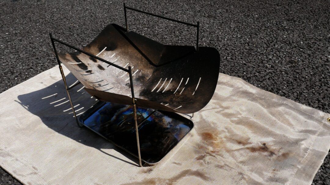 【やはり危険】高額焚火シートでべニア板が焦げるか検証してみた！