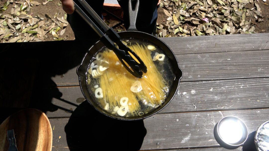 【簡単キャンプ料理】スキレットだけで作る大葉とピーナッツのジェノベーゼ！
