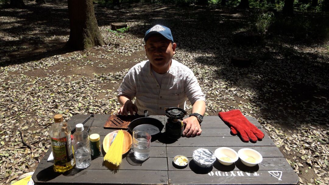 【簡単キャンプ料理】スキレットだけで作る大葉とピーナッツのジェノベーゼ！