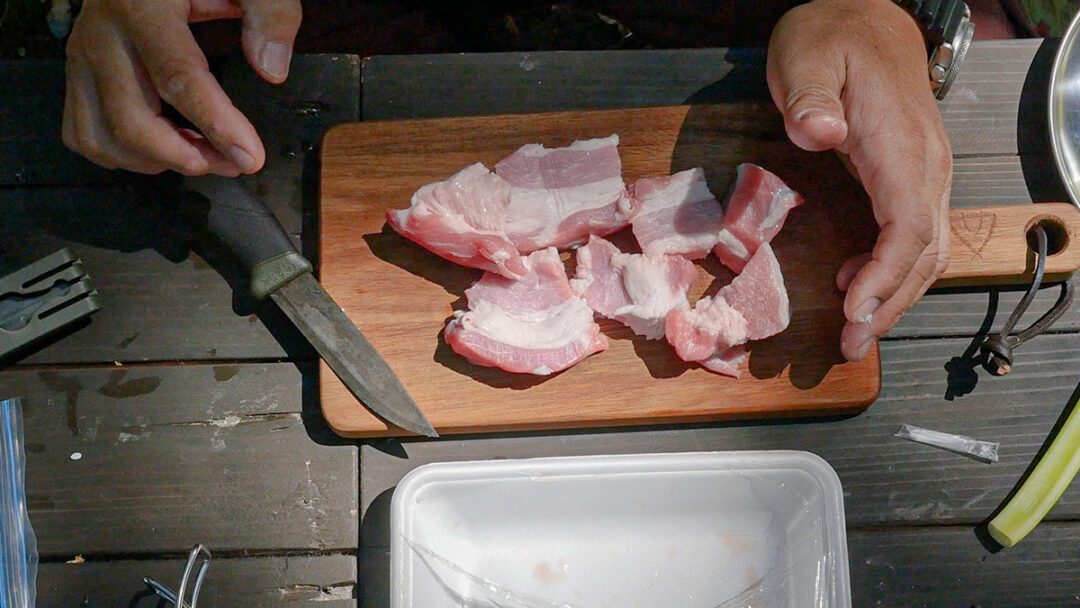 【ソロキャンプ】キャプテンスタッグ14ｃｍダッチオーブンで豚の角煮作ってみた。